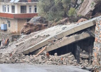 Alanya’da heyelan 3 katlı binayı yıktı
