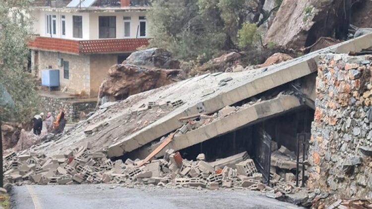 Alanya’da heyelan 3 katlı binayı yıktı