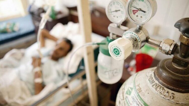 Hemşireyle inatlaştı, oksijen bağlantısını kesti