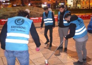 Ülkü Ocakları, ‘EYT’ açıklaması yapılan meydanı ‘gül suyu’ ile yıkadı