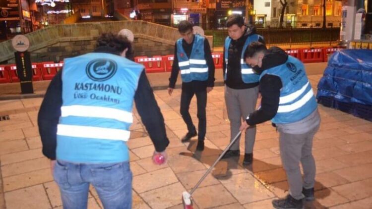 Ülkü Ocakları, ‘EYT’ açıklaması yapılan meydanı ‘gül suyu’ ile yıkadı