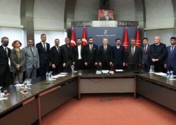 AKP’den istifa edip CHP’ye katıldı, görevden alındı!