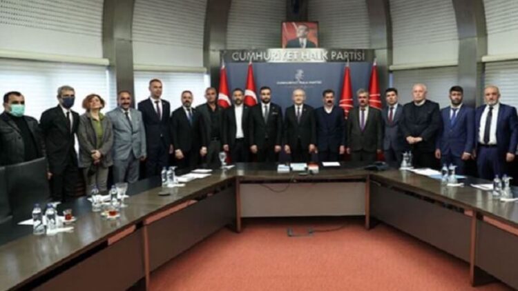 AKP’den istifa edip CHP’ye katıldı, görevden alındı!