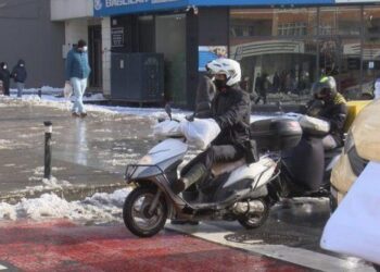 Yoğun kar nedeniyle can güvenliği sorunu yaşayan Motokuryeler isyan etti