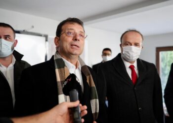 İmamoğlu, 30 yıllık imar sorunu çözülen mahalleyi ziyaret etti