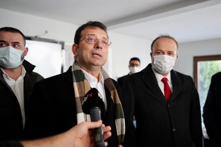 İmamoğlu, 30 yıllık imar sorunu çözülen mahalleyi ziyaret etti