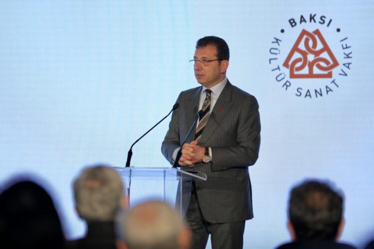 İmamoğlu: Sanatçıların ışık olduğu yerde umutsuzluk olmaz