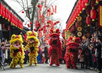 Çin’in Sichuan eyaletinde yaklaşan Bahar Festivali geleneksel danslarla karşılanıyor
