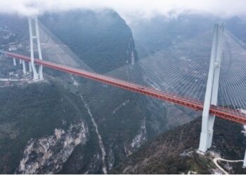 İşte Çin’in güneybatısındaki dünyanın en yüksek köprüsünden manzaralar