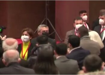 CHP toplantısında Sezen Aksu şarkısı: Ümidi yeşertenlere selam olsun