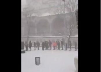 CHP’li vekil isyan etti: Karda ekmek kuyruğu