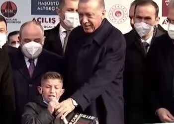 Erdoğan’ın elinden mikrofonu alan çocuk Kılıçdaroğlu’na ‘hain’ dedi