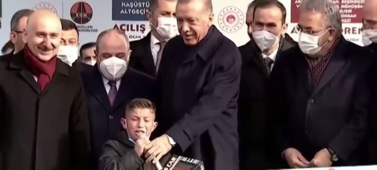 Erdoğan’ın elinden mikrofonu alan çocuk Kılıçdaroğlu’na ‘hain’ dedi