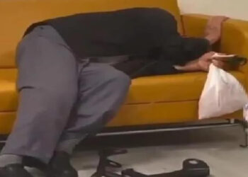 Acıdan kıvranan hastayı şarkıyla paylaştı
