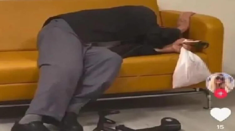 Acıdan kıvranan hastayı şarkıyla paylaştı