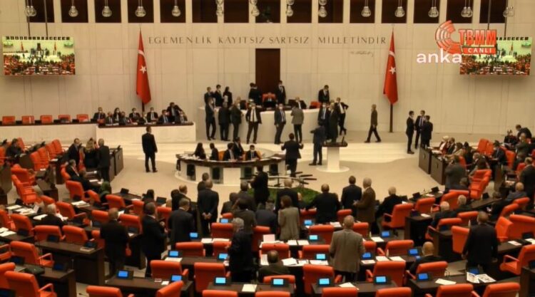 Cumhurbaşkanı’na sınırsız TOKİ yetkisi veren önerge CHP’nin yoklama talebine takıldı