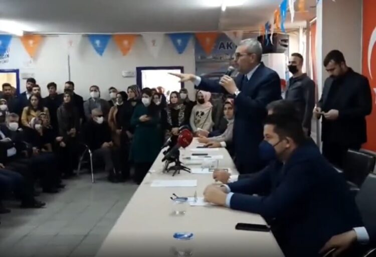 Mahir Ünal, CHP’yi suçlarken AK Partili vatandaş, ‘açım ben’ diye bağırdı