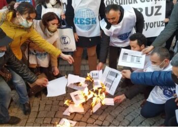 ‘Geçinemiyoruz’ diyen kamu emekçileri bordrolarını yaktı