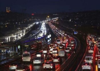 İstanbul’da kar yağışı etkisini sürdürüyor: Trafik yoğunluğu yüzde 90’a ulaştı
