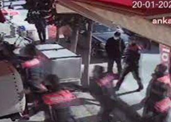 Ankara’da polisler bir esnafı tekme tokat döverken görüntülendi