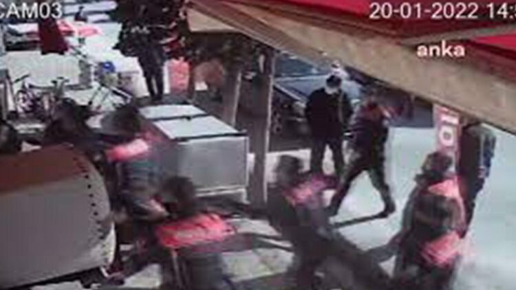 Ankara’da polisler bir esnafı tekme tokat döverken görüntülendi