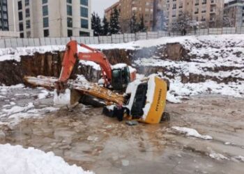 İstanbul’da suya gömülen kepçenin operatörü hayatını kaybetti