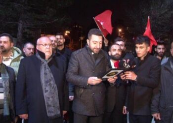 ‘Milli Beka Hareketi’ Sezen Aksu’nun evi önünde toplandı