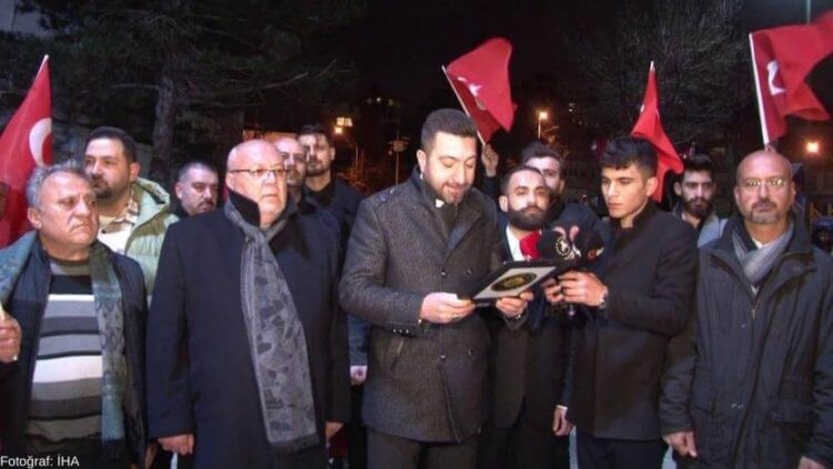 ‘Milli Beka Hareketi’ Sezen Aksu’nun evi önünde toplandı