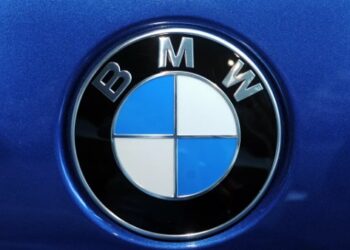 BMW, araç rengini saniyeler içinde değiştiren yeni teknolojisini tanıttı