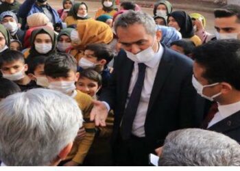 Bakan Özer’den okul müdürüne: Siz ne biçim adamsınız ya?
