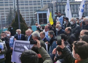 ESM Bakanlık önünde eylem yaptı, CHP milletvekilleri destek verdi: Krizin faturasını ülkeyi yağmalayanlara çıkarın