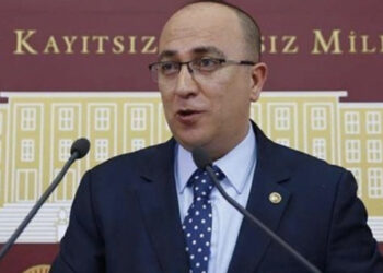 MHP’li isimden Emre Kongar’a: ‘İyice kartlaştı, kangallaştı’