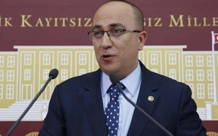 MHP’li isimden Emre Kongar’a: ‘İyice kartlaştı, kangallaştı’