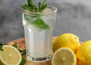 Uzman diyetisyen ‘doğru bilinen yanlışları’ anlattı: ‘Suya limon katmak zayıflatmaz…’