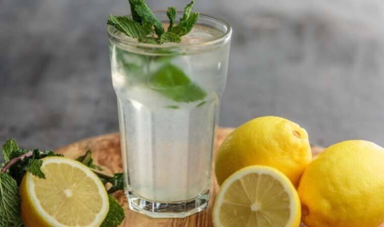 Uzman diyetisyen ‘doğru bilinen yanlışları’ anlattı: ‘Suya limon katmak zayıflatmaz…’