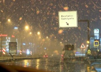 İstanbul’da kar yağışı etkisini artırdı
