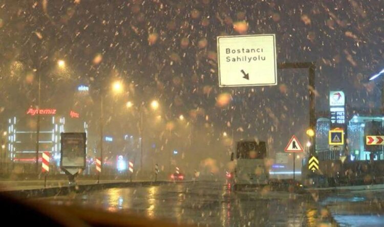 İstanbul’da kar yağışı etkisini artırdı