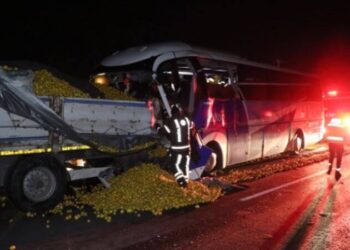Yolcu otobüsü TIR’a çarptı: Ölü ve yaralılar var