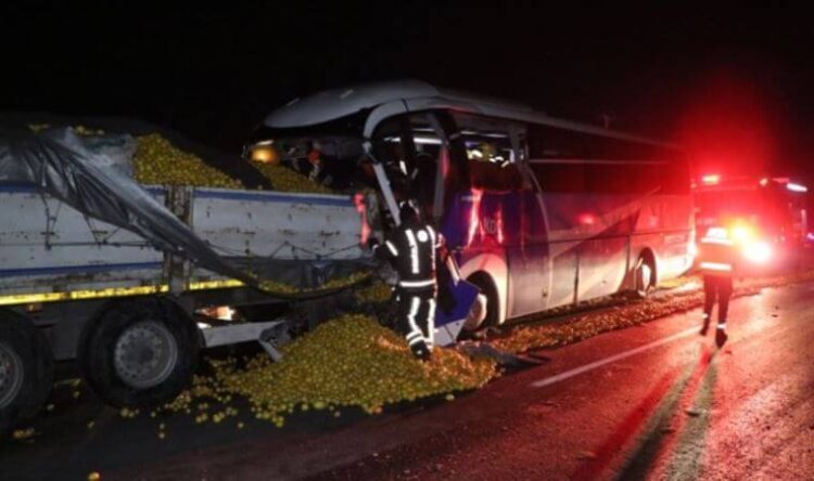 Yolcu otobüsü TIR’a çarptı: Ölü ve yaralılar var