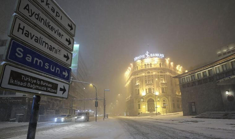 Ankara kar yağışına teslim: Mansur Yavaş uyardı