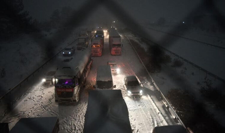 Otoyol kapandı; kar kalınlığı 50 santimetre