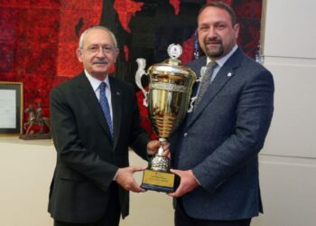 Cumhurbaşkanlığı Kupası Kılıçdaroğlu’na takdim edildi