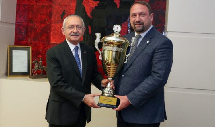 Cumhurbaşkanlığı Kupası Kılıçdaroğlu’na takdim edildi