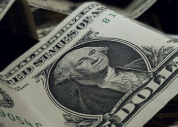 Piyasalarda endişeli bekleyiş: Dolarda risk unsuru artıyor