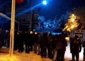 Kar altında kuyruk: ‘Bizi bu hale getirenlere yazıklar olsun’