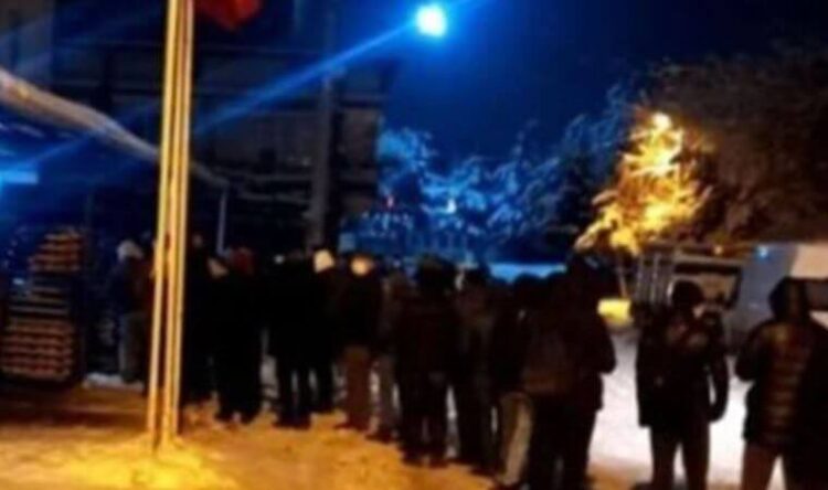 Kar altında kuyruk: ‘Bizi bu hale getirenlere yazıklar olsun’