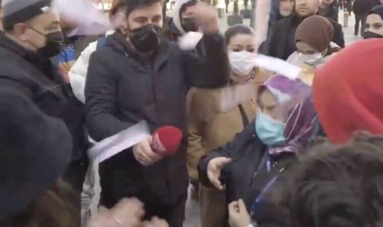 ‘Çıkar telefonunu’ diyen yurttaşa desteyle para atıldı