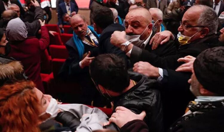 Taksciler Genel Kurulu’nda kavga: Salona polis girdi