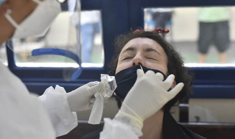 Aşısızlara test zorunluluğu kaldırıldı!