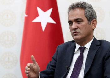 Komisyon toplantısına katılmamıştı: ‘Bakan Özer gözden çıkarıldı mı?’